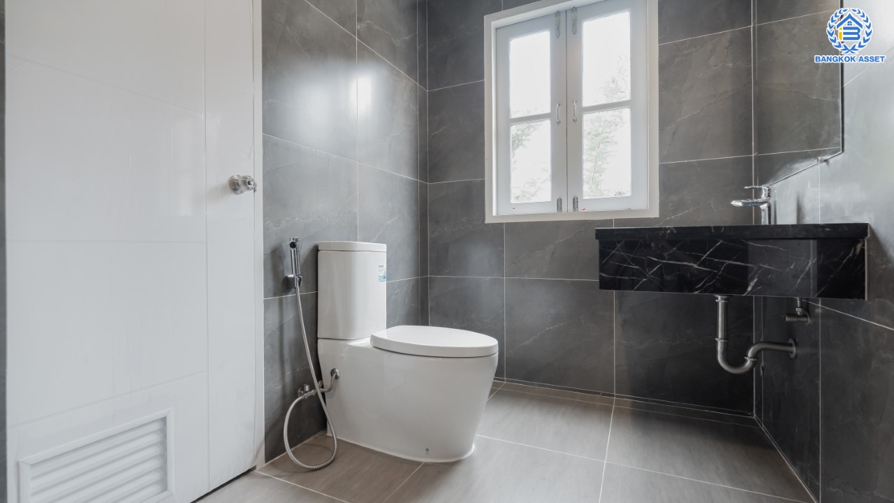 บ้านมือสองตกแต่งใหม่ ม.วรารมย์ เพชรเกษม81 แบรนด์ Q.House รองรับทุกความสุข เนื้อที่ 104 ตร.ว. ฟังก์ชัน 4 ห้องนอน 4 ห้องน้ำ (มีเรือนรับรองด้านข้าง พร้อมห้องน้ำในตัว) จอดรถได้ 2 คัน บนทำเลใกล้ The Mall บางแค และเชื่อมต่อ ถ.พุทธมณฑลสาย4 และ ถ.กาญจนาฯ